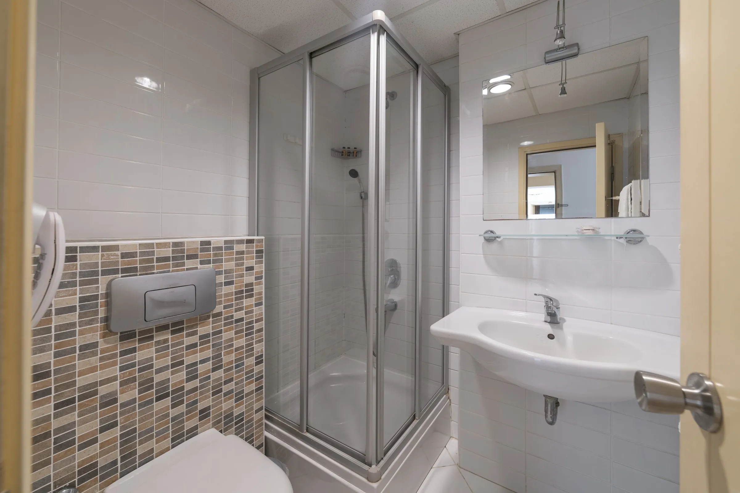 Odalardaki duşakabinli banyo ve lavabo