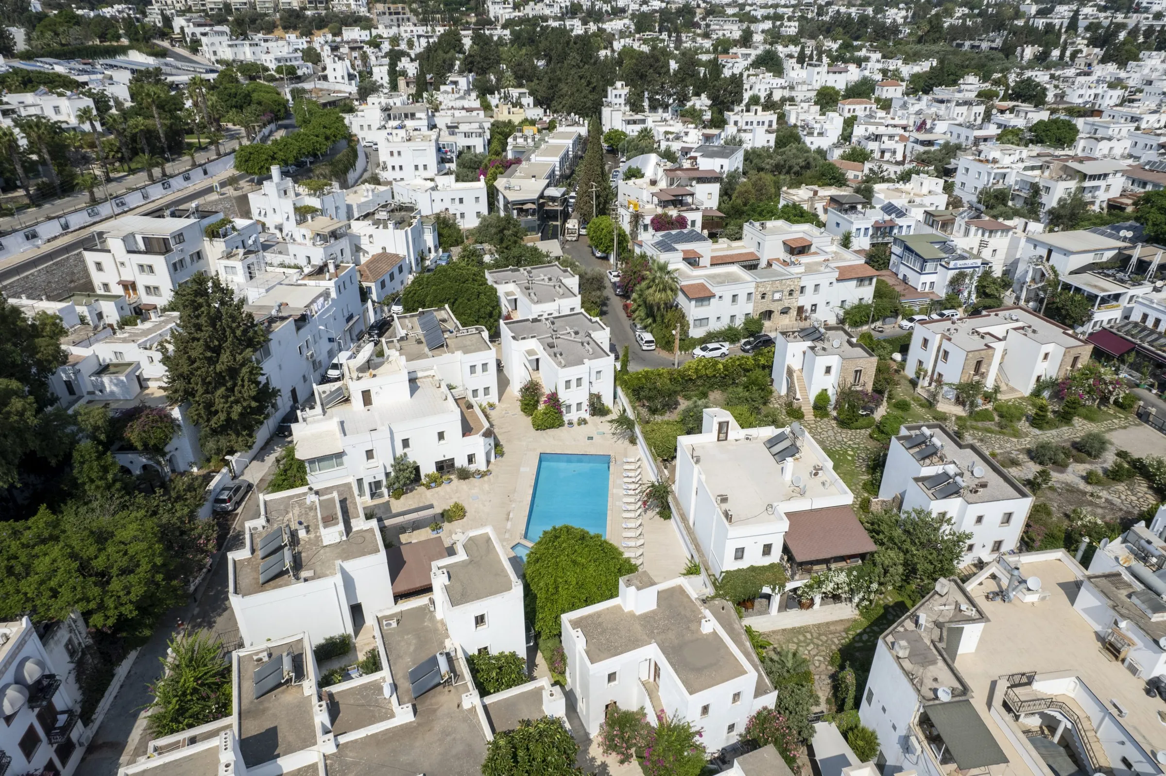 Otelin Bodrum'un beyaz evleri arasındaki konumu, havadan görünüm