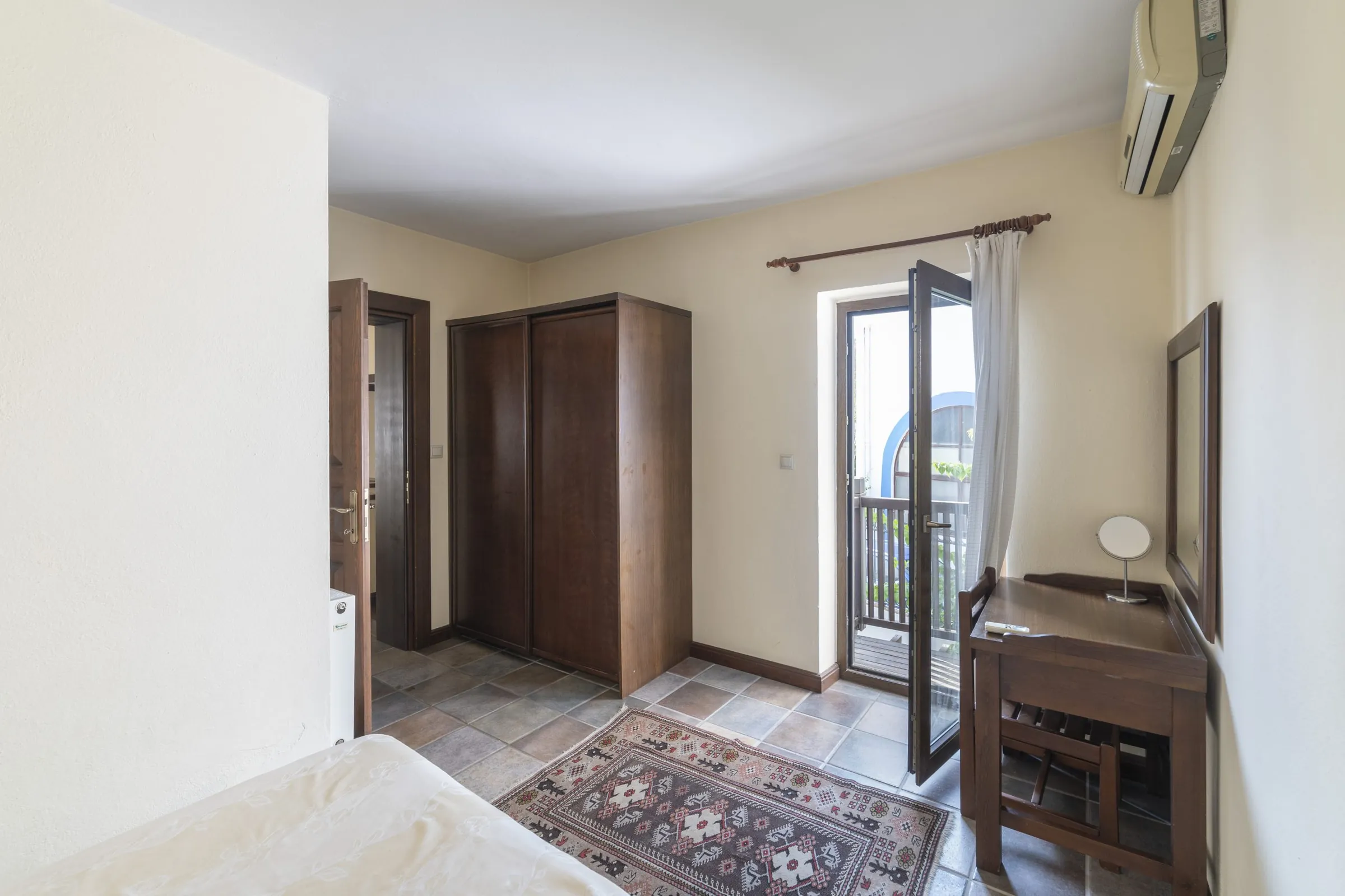 Standart odadan balkona açılan kapı ve çalışma masası